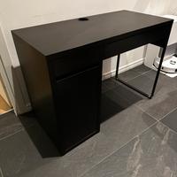 Scrivania IKEA nera + sedia ufficio regolabile