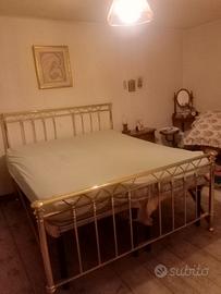 Letto placcato in oro