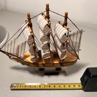 Modellino di una barca a vela