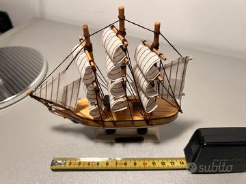 Modellino di una barca a vela