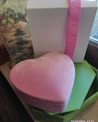 Swarovski portagioie a cuore in velluto rosa 2026
