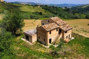 Villetta in campagna a Montedinove (AP)