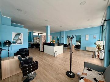 Negozio ammobiliato con parcheggio esclusivo