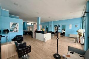 Negozio ammobiliato con parcheggio esclusivo