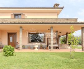 VILLA A POCHI MINUTI DAL CENTRO