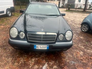 Mercedes C200. Benzina