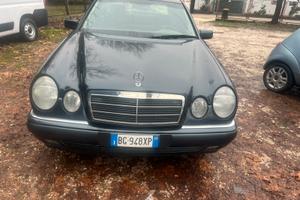 Mercedes C200. Benzina