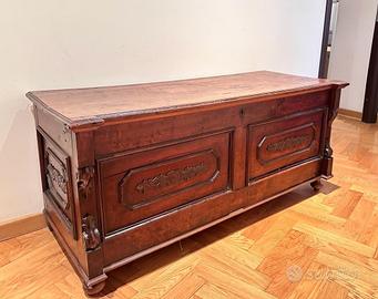 Cassa panca antica e tanti mobili eleganti