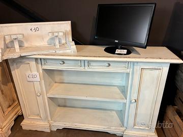 Mobili bianchi in legno