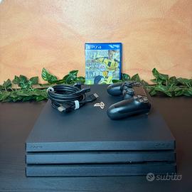 PlayStation 4 PRO con controller e FIFA