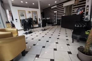 Negozio 2 vetrine di 60 mq.