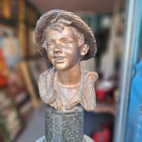 busto in bronzo su piedistallo in granito