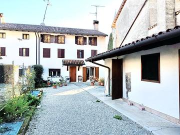 CASA IN LINEA DI TESTA CON BEL GIARDINO E GARAG...