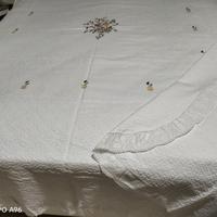 Copriletto in cotone bianca con ricami a mano 