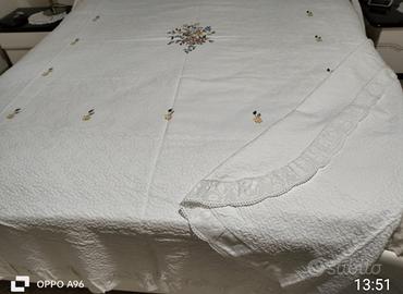 Copriletto in cotone bianca con ricami a mano 
