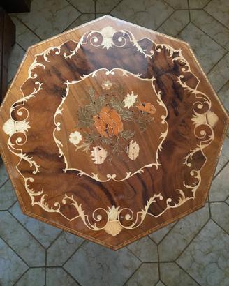 Tavolino con carillon in legno intarsiato a mano