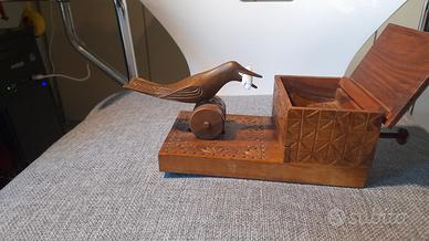 portasigarette con uccellino che prende  le cicche