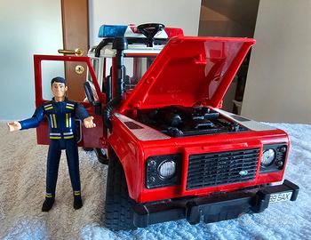 Jeep, fuoristrada Bruder pompieri con pompiere