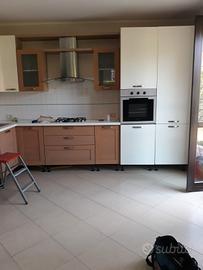 Cucina per intera, tranne lavastoviglie 
e frigo 