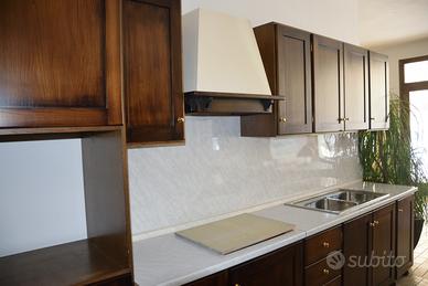 Cucina arte povera con tavolo