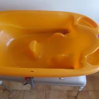 Vasca per neonati con piedistallo