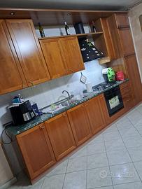 Cucina completa di tavolo e sedie