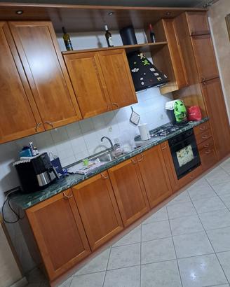 Cucina completa di tavolo e sedie