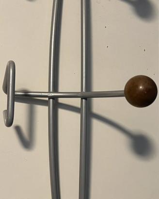 Appendiabito da muro con pomellini in legno