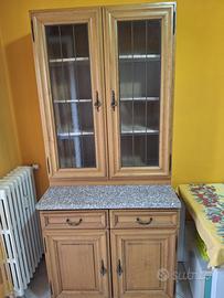 Credenza cucina con vetrina e piano in granito