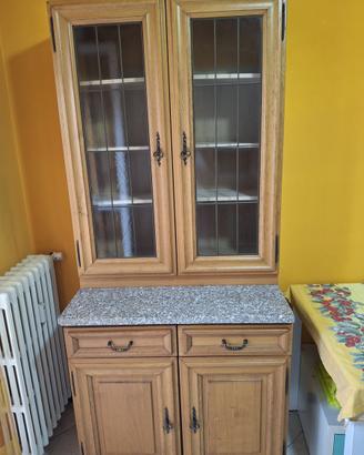 Credenza cucina con vetrina e piano in granito