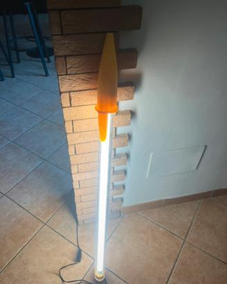 Lampada ispirata alla famosa penna bic