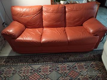 DIVANO IN PELLE
