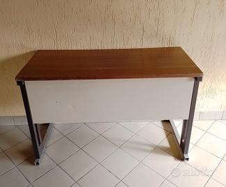 Scrivania  in legno verniciato 