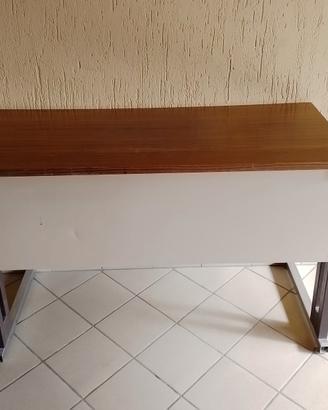 Scrivania  in legno verniciato 