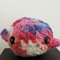 Balena 🐋decorativa rosa e viola – Amigurumi