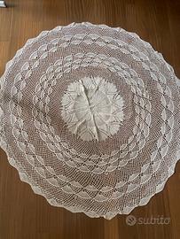 Centrotavola/tovaglia circolare ricamata uncinetto