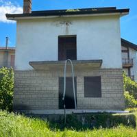 Villa da ultimare con garage e giardino