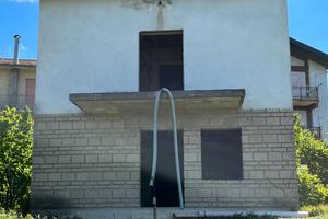 Villa da ultimare con garage e giardino
