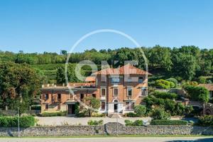 Villa di 1500 m² con più di 5 locali e box auto do