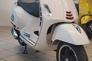 Piaggio Vespa GTS 300 Super