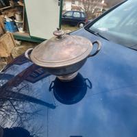 zuppiere in metallo in stile antico 