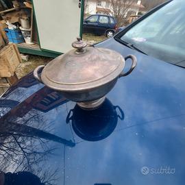 zuppiere in metallo in stile antico 