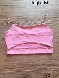 Crop top rosa confetto con cut-out sul davanti