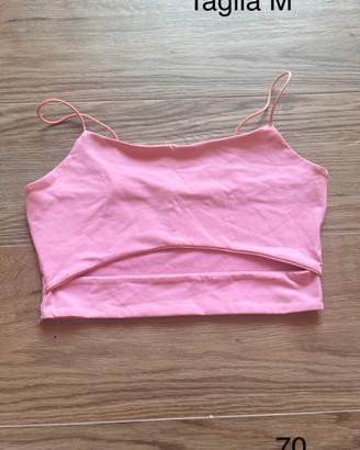 Crop top rosa confetto con cut-out sul davanti
