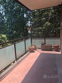 Ampia camera con balcone