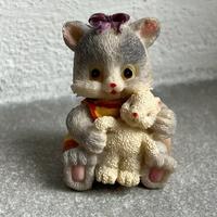 Gattina in resina seduta con vestito giallo