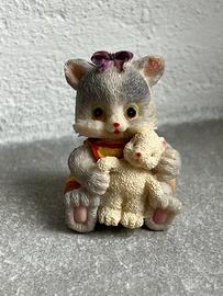 Gattina in resina seduta con vestito giallo