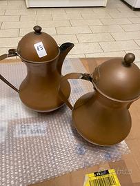 Coppia di brocche in rame vecchio con beccuccio