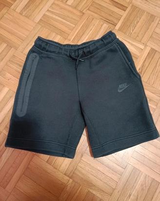 Nike Tech Fleece pantaloncini nero.