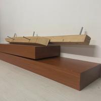 Due grandi mensole color ciliegio rosso